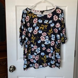 Ann Taylor factory top in a navy floral print - size L